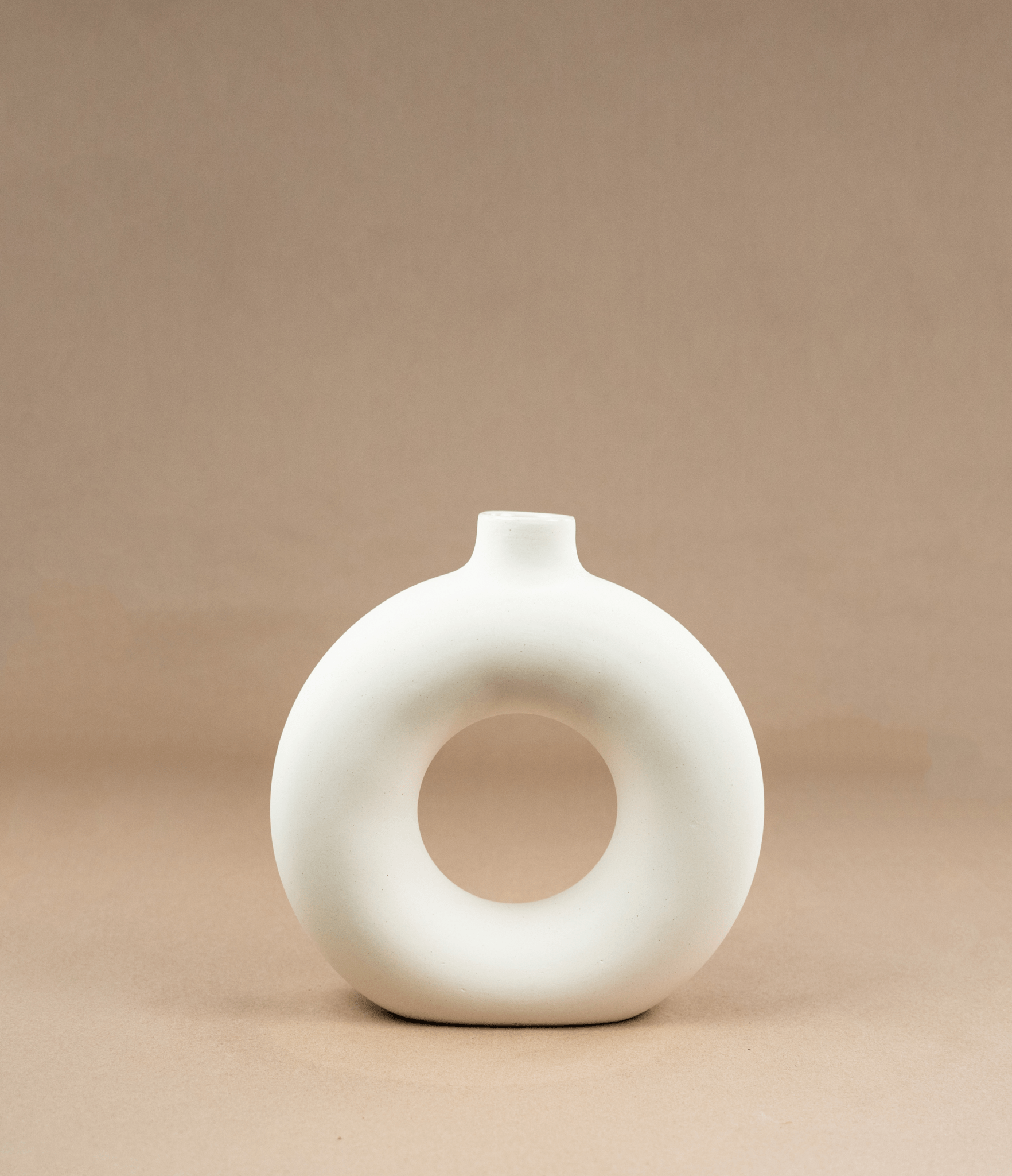 Polo Vase, White - Kaarigar